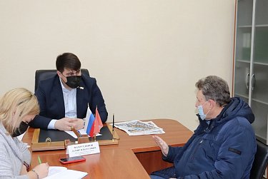 Депутат помог отремонтировать подъезд